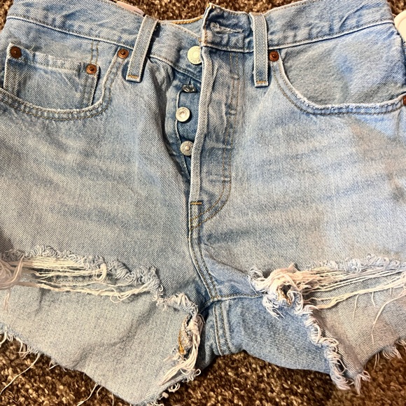 LEVIS SHORTS. - Picture 3 of 4